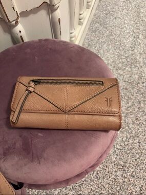 Frye Caramel Tan Leather Envelope Zip Wallet